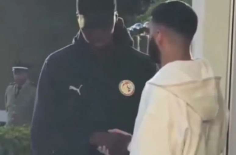 Reprodu&ccedil;&atilde;o de V&iacute;deo - Legenda: Saibari, meia marroquino que atua no PSV (D), pediu desculpas ao goleiro senegal&ecirc;s Mendy