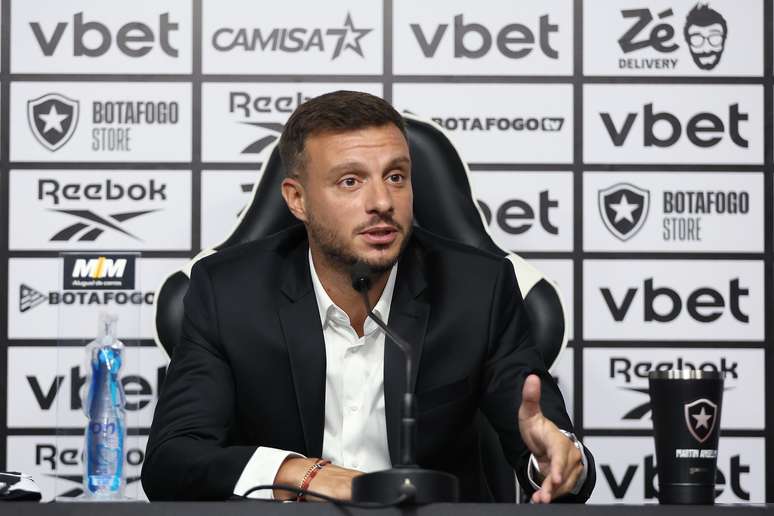 Mart&iacute;n Anselmi durante sua apresenta&ccedil;&atilde;o no Botafogo 