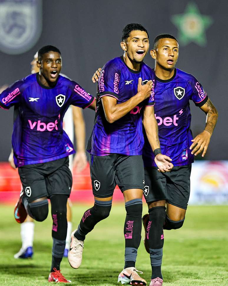 Caio Valle comemorando o primeiro gol do Botafogo 