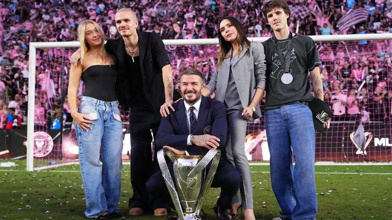 David e Victoria Beckham, com Cruz e Romeo no Chase Stadium, na Fl&oacute;rida (EUA), em dezembro de 2025