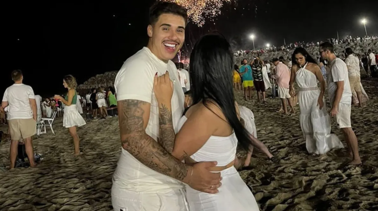 Pedro e Rayne em ano novo na praia