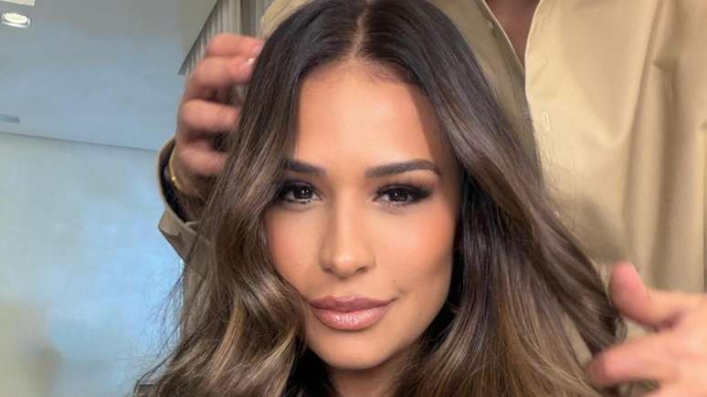 సిమోన్ మెండిస్ తన కొత్త రూపాన్ని ప్రదర్శించింది