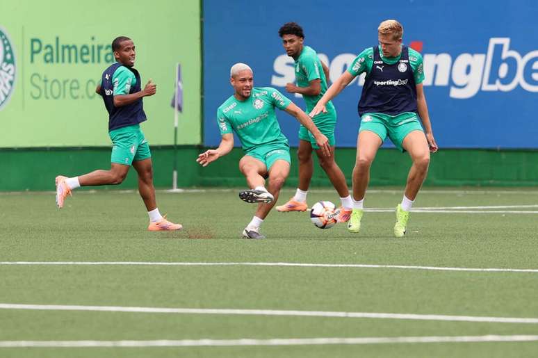 Vitor Roque tamb&eacute;m participou das atividades na Academia &ndash;