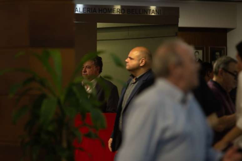 Casares evitou jornalistas durante reuni&atilde;o que votou seu afastamento no Conselho Deliberativo.