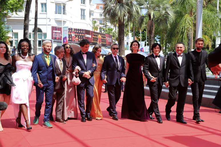 Elenco do filme desfilou pelo tapete vermelho em Cannes ao som de frevo, em maio de 2025