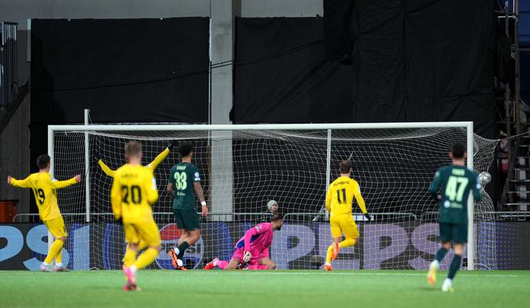 Terceiro gol do Bod&oslash;/Glimt, marcado por Hauge 
