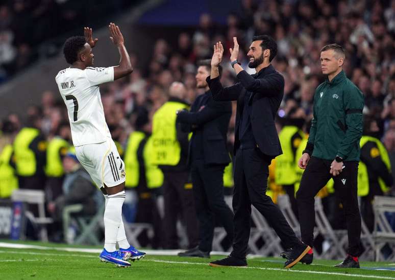Vinicius Junior celebra o quinto gol do Real Madrid com o novo t&eacute;cnico Alvaro Arbeloa &ndash;