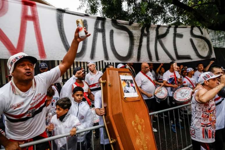 Torcedores do S&atilde;o Paulo protestam, em frente ao Morumbi, no dia da vota&ccedil;&atilde;o do impeachment do ent&atilde;o presidente J&uacute;lio Casares