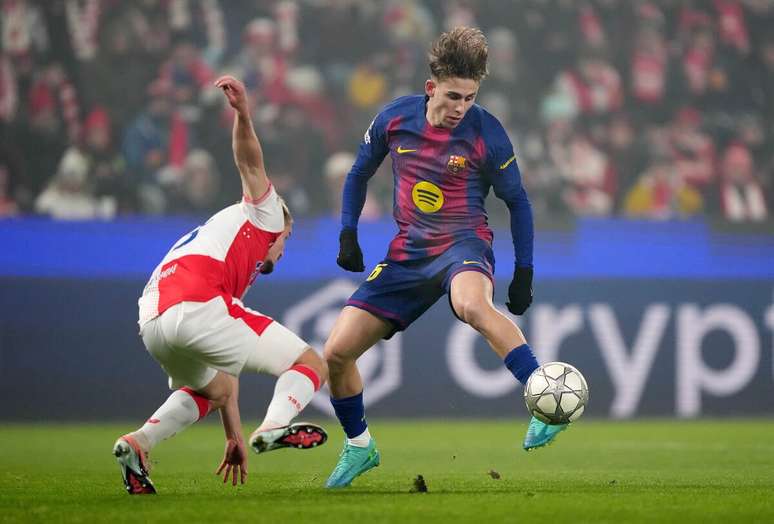 Ferm&iacute;n L&oacute;pez em disputa de bola com jogador do Slavia Praga &ndash;