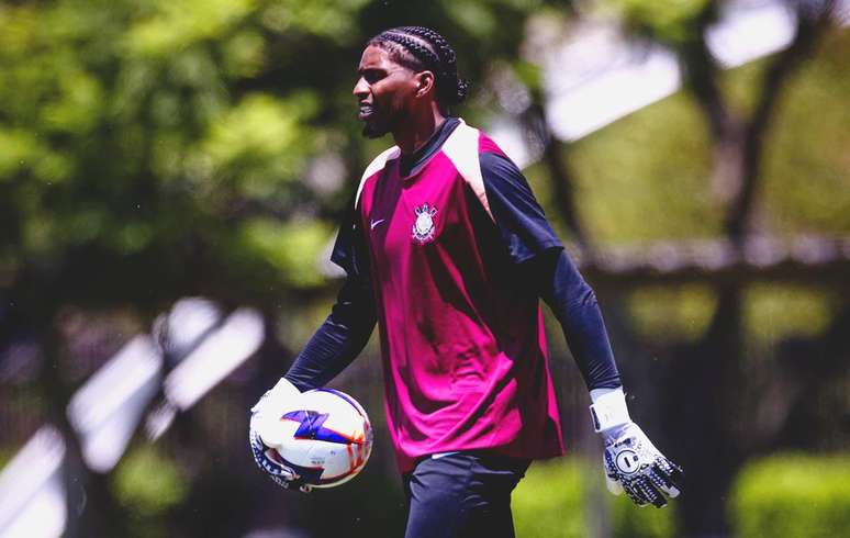 Hugo Souza ser&aacute; titular do Corinthians diante do Santos &ndash;