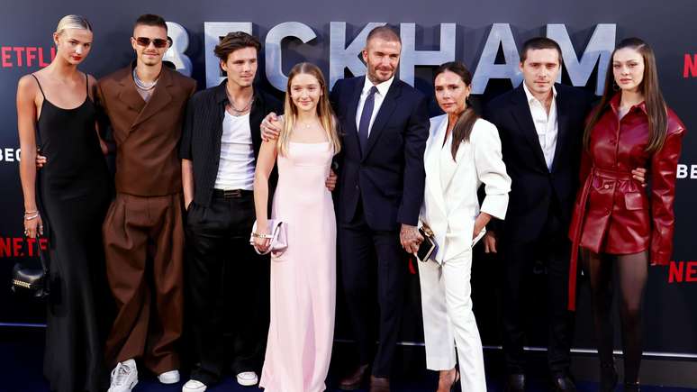 O cl&atilde; Beckham, incluindo Brooklyn e Nicola (&agrave; direita), compareceu &agrave; estreia do document&aacute;rio de David na Netflix em 2023
