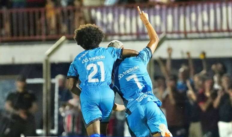 Jogadores do Azuriz festejam gol sobre o Furac&atilde;o &ndash;