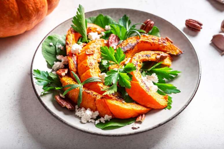 Salada de ab&oacute;bora com queijo cottage e nozes 