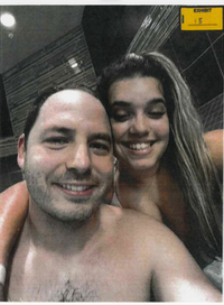 Em uma foto que tamb&eacute;m parece ser em uma banheira, o rosto de Brendan est&aacute; vis&iacute;vel 