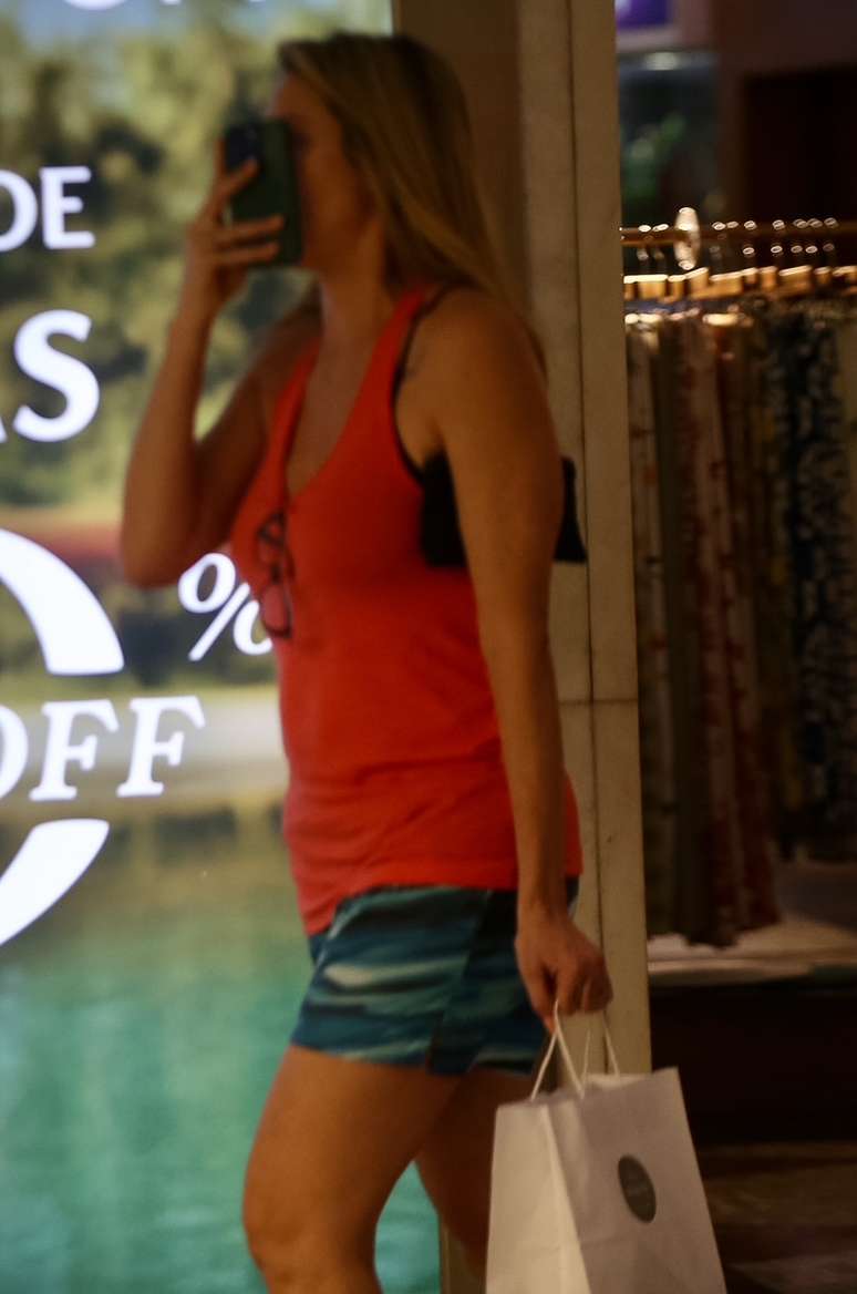 Luana Piovani se irrita com paparazzo no Rio de Janeiro e desabafa