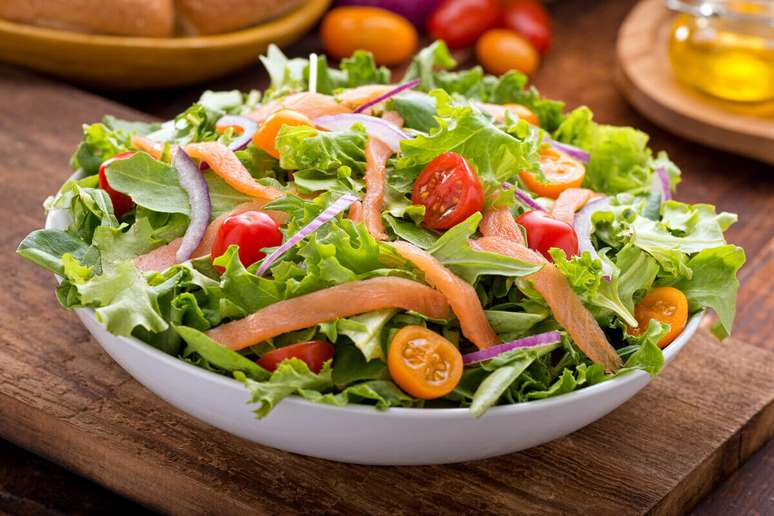 Salada de alface com salm&atilde;o&nbsp;