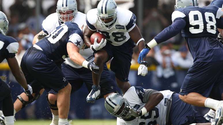 A compara&ccedil;&atilde;o entre o custo de forma&ccedil;&atilde;o de um time de futebol americano e um time de futebol de elite passa por alguns fatores-chave: tamanho do elenco, n&iacute;vel de estrelas envolvidas e regras financeiras de cada liga &ndash; depositphotos.com / photoworksmedia