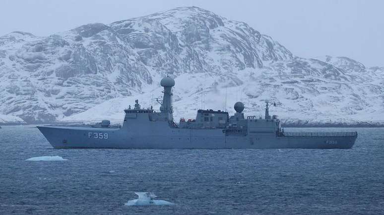 Patrulha da Marinha dinamarquesa perto da capital da Groenl&acirc;ndia, Nuuk, no in&iacute;cio do m&ecirc;s