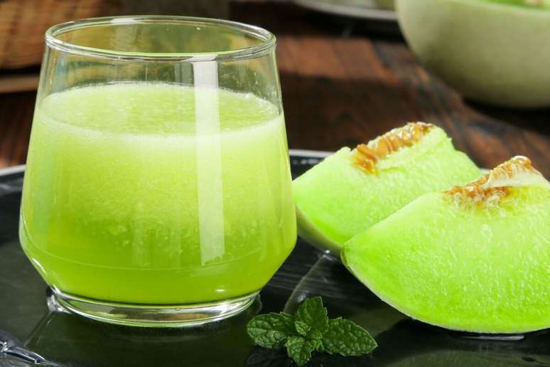 Suco verde de mel&atilde;o com hortel&atilde; 