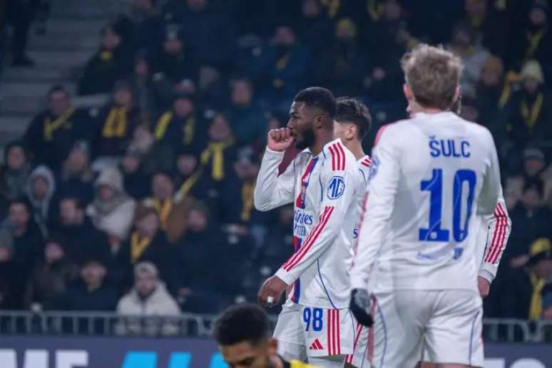 Maitland-Niles comemorando o gol da classifica&ccedil;&atilde;o do Lyon 