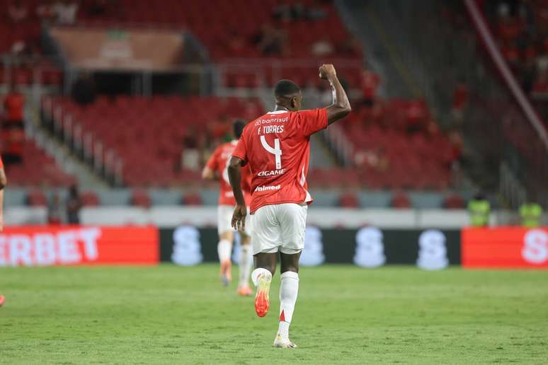 F&eacute;lix Torres comemora seu gol no Beira-Rio &ndash;