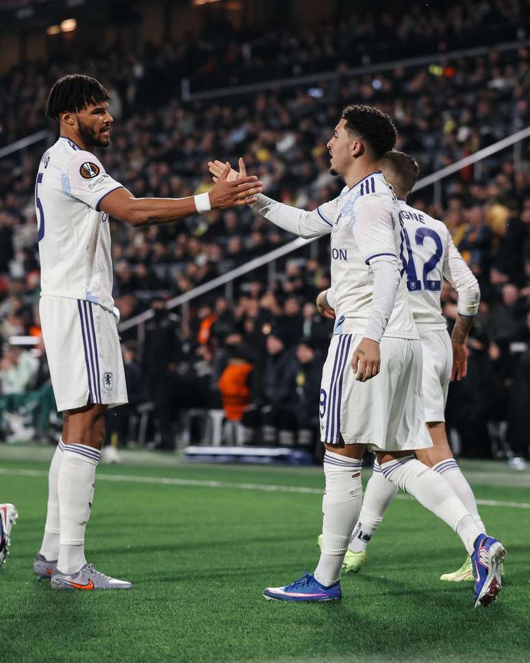 Sancho comemorando o gol do Aston Villa 