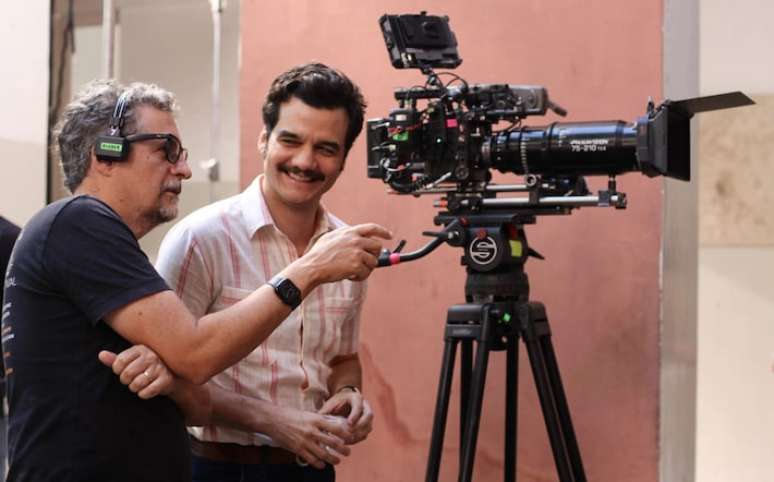 Kleber Mendon&ccedil;a Filho e Wagner Moura durante as filmagens de 'O Agente Secreto'.