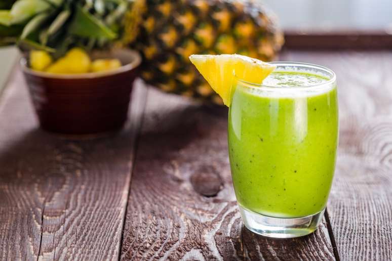 Suco verde de abacaxi com espinafre 