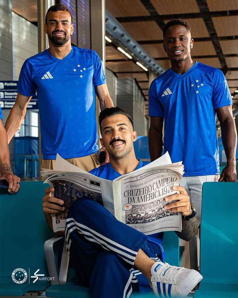 Jogadores do Cruzeiro posam com novo uniforme do clube &ndash;