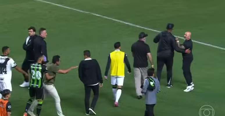 Alberto Valentim faz gestos com a m&atilde;o e irrita Sampaoli &ndash;