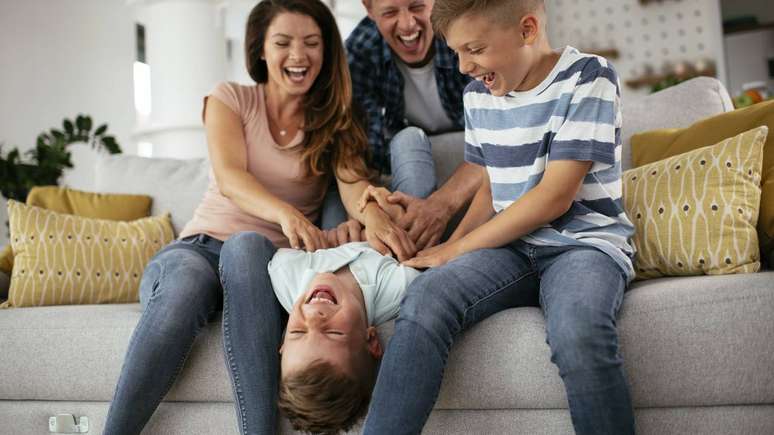 Al&eacute;m do lado f&iacute;sico, as c&oacute;cegas tamb&eacute;m t&ecirc;m fun&ccedil;&atilde;o social, refor&ccedil;ando v&iacute;nculos e intera&ccedil;&otilde;es &mdash; desde que haja respeito aos limites de quem recebe &ndash; depositphotos.com / boris@webtise.rs