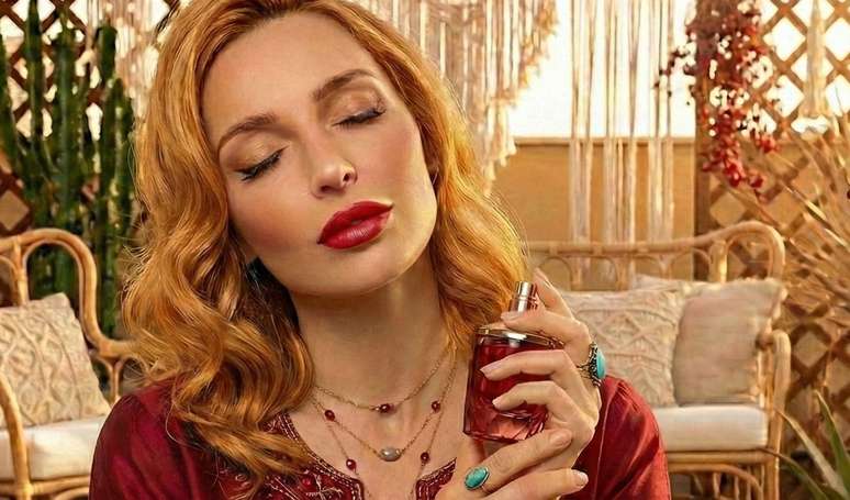 వేసవిలో అరబిక్ పెర్ఫ్యూమ్? తాజా, ఫల మరియు పూల నోట్లతో, కొన్ని అరబిక్ సువాసనలు వేడి రోజులలో బాగా పని చేస్తాయి, ఇవన్నీ నోట్ల కూర్పు మరియు బ్యాలెన్స్‌పై ఆధారపడి ఉంటాయి.