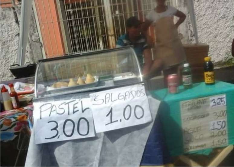 Patr&iacute;cia passou a levar uma fritadeira a g&aacute;s e montar uma barraca na feira do rolo para fritar os salgados