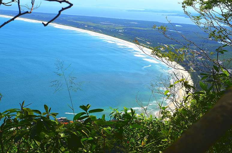 Restinga de Marambaia అనేది సముద్రపు అవక్షేపాలు చేరడం ద్వారా ఏర్పడిన తీరప్రాంత ఇసుక తీరం, ఇది ప్రవాహాలు మరియు తరంగాల ద్వారా రవాణా చేయబడుతుంది - అనా కరోలినా డో నాస్సిమెంటో గుయిమరేస్/వికీమీడియా కామన్స్