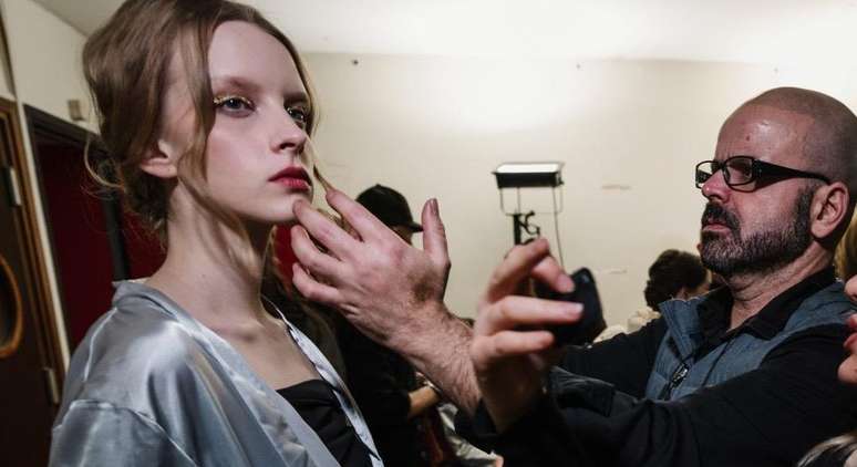 Marcello Costa no backstage de desfile 