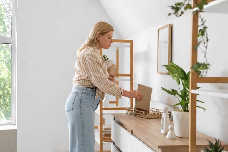 ఆక్యుపేషనల్ థెరపీ స్వయంప్రతిపత్తి మరియు భద్రతను ప్రోత్సహించే దినచర్యలో మార్పులను ప్రతిపాదిస్తుంది 