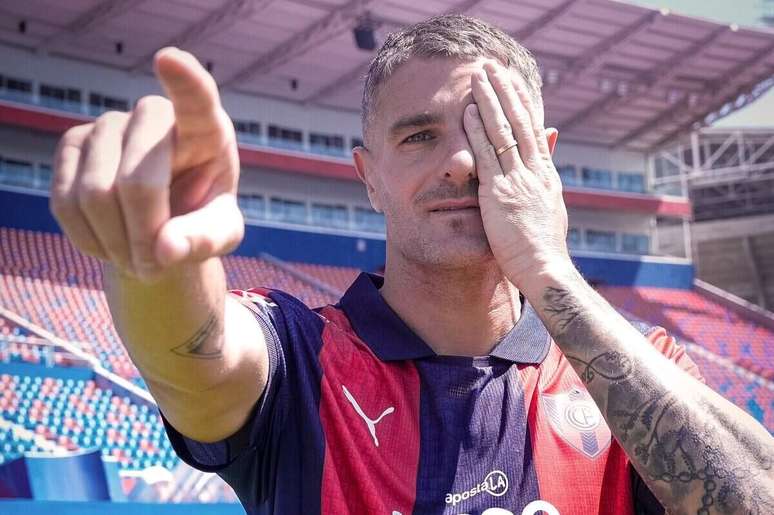 Jogador reproduziu famosa comemora&ccedil;&atilde;o em an&uacute;ncio no novo clube &ndash;