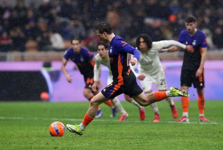 Zielinski marca de p&ecirc;nalti em virada da Inter de Mil&atilde;o sobre o Pisa &ndash;