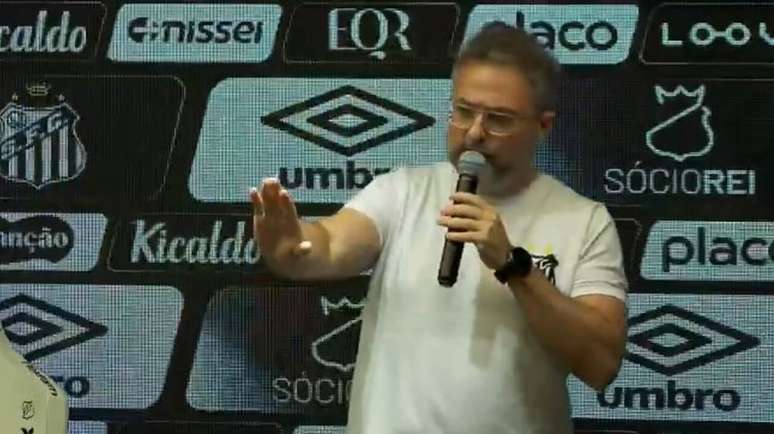 Alexandre Mattos discute com jornalista durante coletiva do Santos &ndash;
