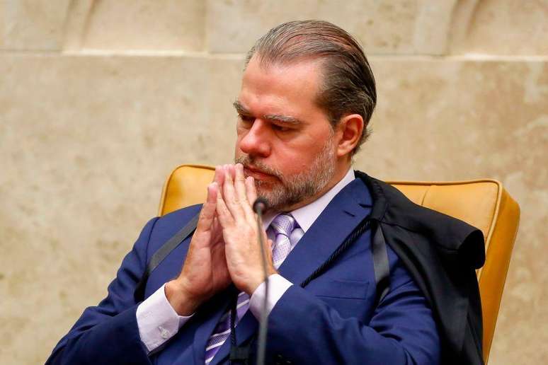 Dias Toffoli com as m&atilde;os encostas e rosto pensativo