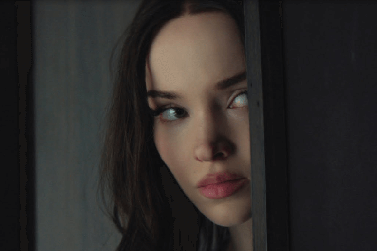 “56 డేస్” సిరీస్‌లో, తీవ్రమైన సంబంధం ఒక సైకలాజికల్ థ్రిల్లర్‌గా మారుతుంది, అది అభిరుచి, రహస్యం మరియు నేర పరిశోధనలను ప్రత్యామ్నాయంగా మారుస్తుంది. 