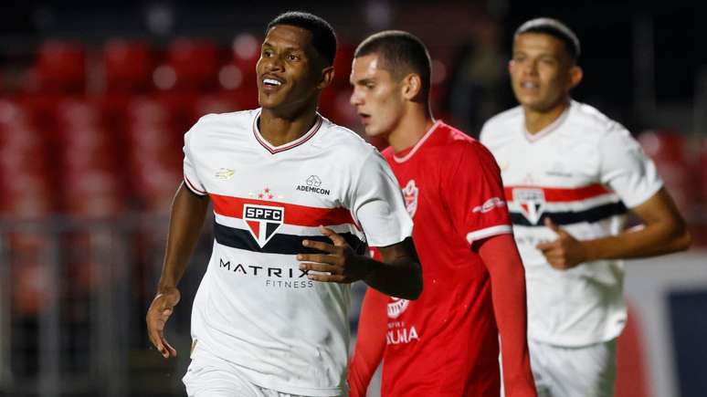 Lance do jogo entre S&atilde;o Paulo e Ibrachina