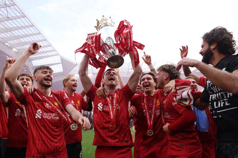 Robertson comemorando a conquista da &uacute;ltima Premier League com o Liverpool 