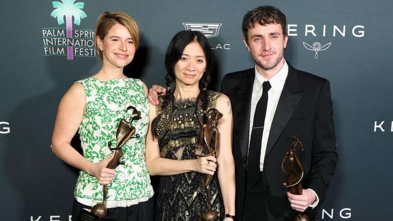 Hamnet, dirigido por Chloe Zhao (ao centro), tem sido bem recebido em cerim&ocirc;nias de premia&ccedil;&atilde;o, com Jessie Buckley e Paul Mescal conquistando trof&eacute;us