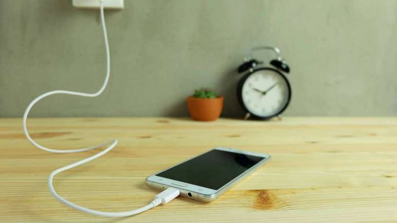 A descarga el&eacute;trica em celular ligado na tomada pode ser fatal quando a corrente que passa pelo corpo &eacute; suficiente para interferir no funcionamento do cora&ccedil;&atilde;o e do sistema nervoso &ndash; depositphotos.com / damrong8899