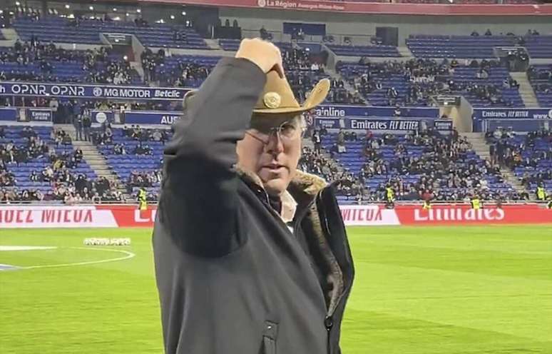 Textor e seu visual caub&oacute;i. Magnata acredita que vai resolver os problemas do Botafogo &ndash;