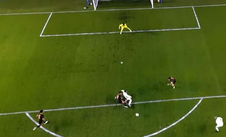 Juiz deu falta de Gustavo Henrique na jogada &ndash;