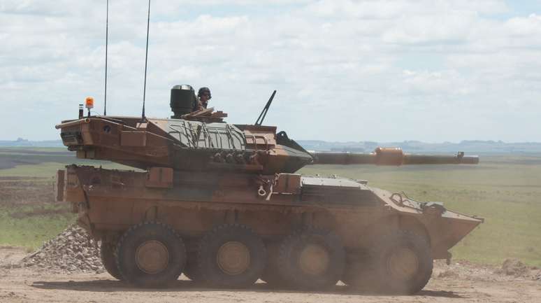 Com todos os equipamentos instalados, o Centauro II mede mais de oito metros de comprimento por tr&ecirc;s de altura e pesa 30 toneladas