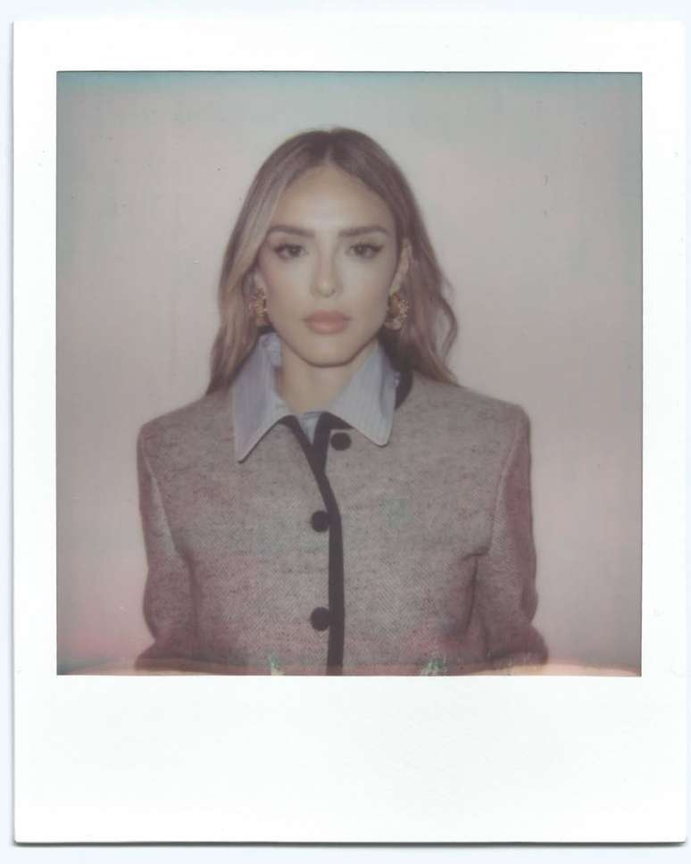 Isabelle Drummond posanda caracterizada como Naiane, sua personagem em Cora&ccedil;&atilde;o Acelerado