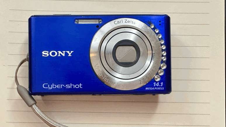 A c&acirc;mera digital escolhida por Giulia foi uma Sony Cybershot, que comprou em um site de vendas de segunda m&atilde;o